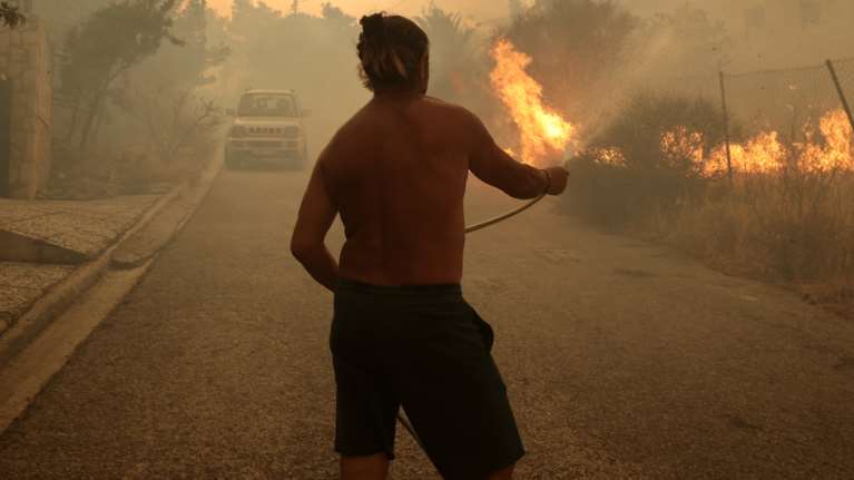 Φωτιά στην Πεντέλη - Έκτακτη ενημέρωση: 350 πυροσβέστες στη μάχη με τις φλόγες - Δεν υπάρχουν εγκλωβισμένοι κάτοικοι