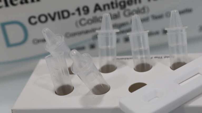 Κορονοϊός: Aρχές Απριλίου τα πρώτα 10 εκατoμμύρια self tests στα φαρμακεία