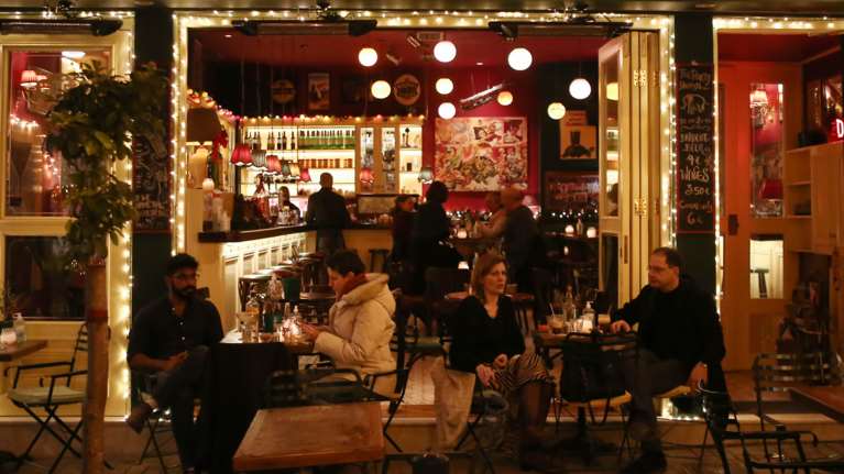 Νέα μέτρα από 3 Ιανουαρίου: Διασκέδαση έως τις 12, έξι άτομα ανά τραπέζι, τηλεργασία έως 50% και γήπεδα με 1000 άτομα