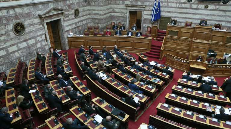 Πρόταση δυσπιστίας: Συνεχίζεται για δεύτερη μέρα η συζήτηση στη Βουλή - Πότε μιλούν οι πολιτικοί αρχηγοί [Δείτε live]