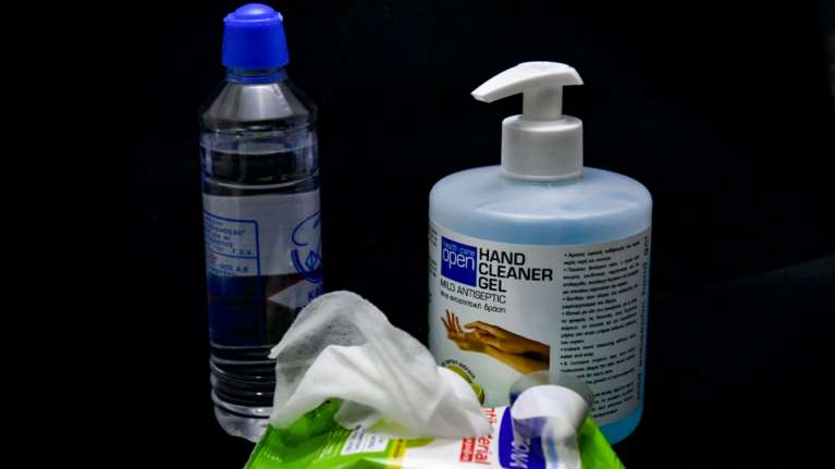 Αντισηπτικό: Προσοχή - Πολύ επικίνδυνο να μένει στο αυτοκίνητο με υψηλές θερμοκρασίες [Βίντεο]