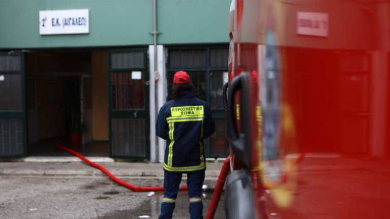 Συναγερμός στο Αιγάλεω: Στις φλόγες αποθήκη σχολικού συγκροτήματος - Απομακρύνθηκαν 150 μαθητές