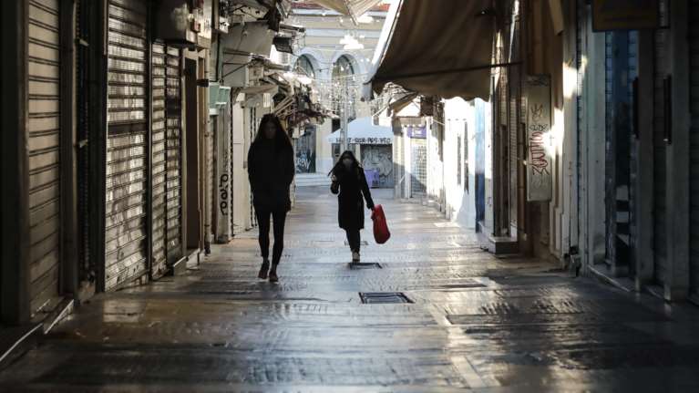 Δανεικά και... αγύριστα: 1.000 έως 30.000 ευρώ από το κράτος κάθε μήνα σε επαγγελματίες: Ποιοι τα δικαιούνται