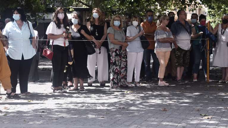 Λαϊκό προσκύνημα στον Μίκη Θεοδωράκη- Εκατοντάδες συρρέουν ήδη για το τελευταίο αντίο στον Μεγάλο Ελληνα