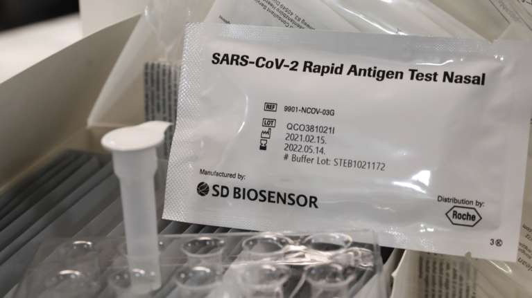 Έξοδος από το lockdown με self test για εργαζόμενους: Για ποιους είναι υποχρεωτικό από Δευτέρα - Πρόστιμα ως 1.500 ευρώ