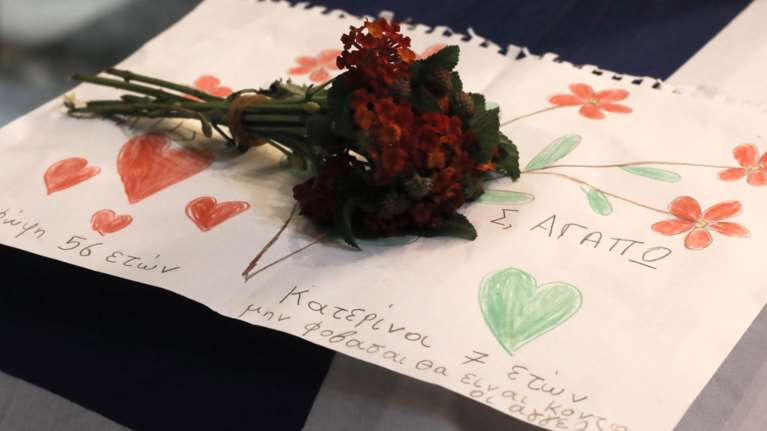 Ράγισε καρδιές 7χρονη στην κηδεία της Φώφης Γεννηματά: &quot;Μη φοβάσαι, θα είναι κοντά οι άγγελοι&quot;