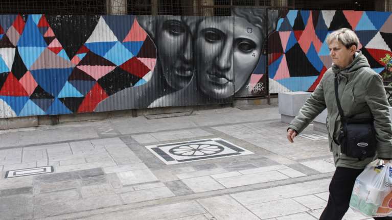 Επίδομα 800 και 600 ευρώ, κούρεμα χρεών, μειώσεις ενοικίου: Όλες οι προθεσμίες και η διαδικασία