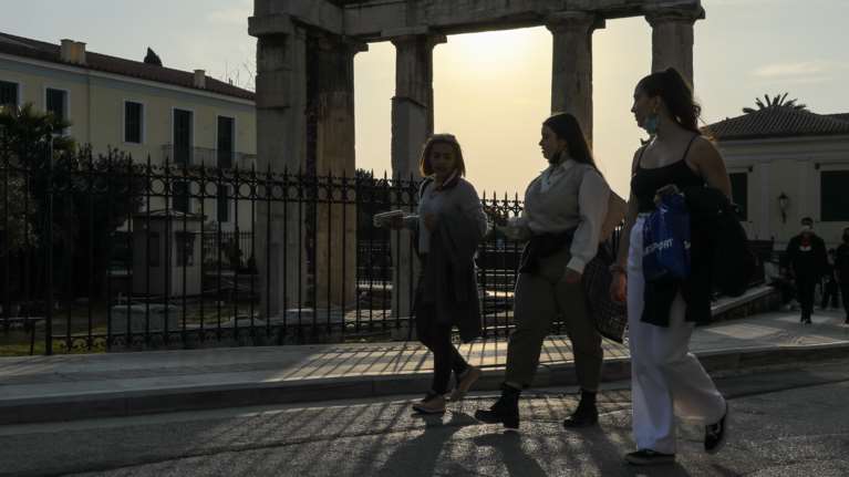 Τέλος το lockdown: Παρελθόν τα sms, ελεύθερες μετακινήσεις και λιανεμπόριο - Aπαγόρευση κυκλοφορίας στις 00:30