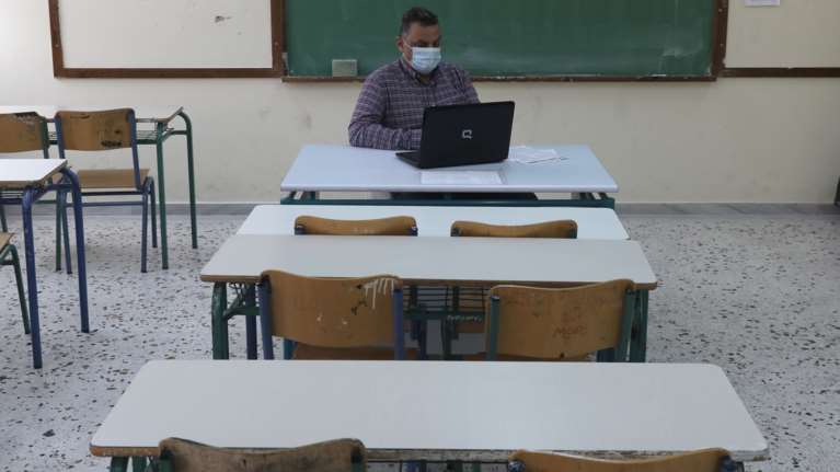 Ανοιγμα σχολείων: Με τηλεκπαίδευση από σήμερα γυμνάσια και λύκεια - Από Δευτέρα διά ζώσης δημοτικά και νηπιαγωγεία