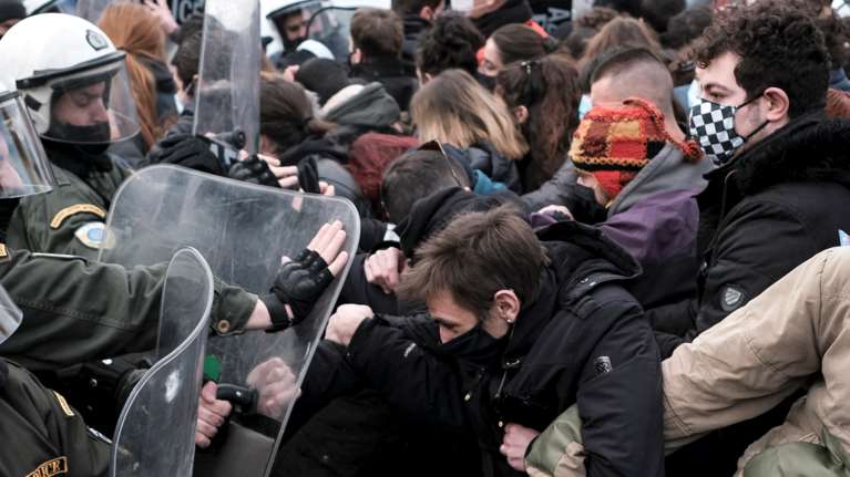 Θεσσαλονίκη: Ξύλο και προσαγωγές στο φοιτητικό συλλαλητήριο για το νομοσχέδιο των ΑΕΙ