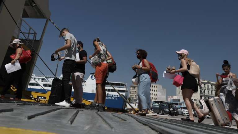Πετάμε τις μάσκες από 1η Ιουνίου: Πού θα παραμείνουν υποχρεωτικές, τι ισχύει για τα ταξίδια και τα σχολεία