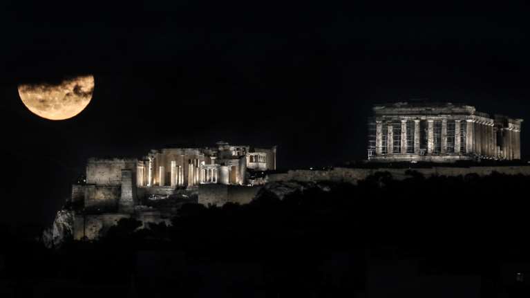 Πανσέληνος Δεκεμβρίου 2020: Μαγικές εικόνες από το &quot;ψυχρό φεγγάρι&quot;