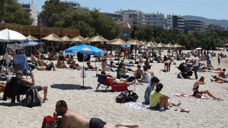 Χαμός στις παραλίες της Αττικής – Βγήκαν όλοι για μπάνιο [εικόνες]