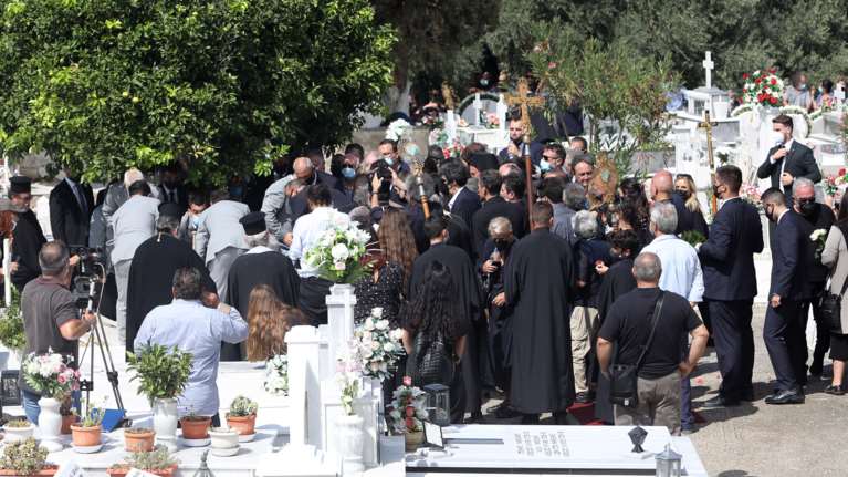 Στην αγκαλιά της Κρητικής γης ο Μίκης Θεοδωράκης- Τα τραγούδια πάνω από τον τάφο και το δάκρυ της Κατερίνας Σακελλαροπούλου