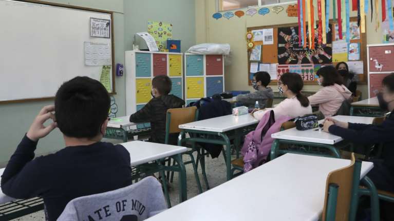 Σοκ σε δημοτικό στην Αττική: Χειροπέδες σε δάσκαλο που έστελνε σεξουαλικά μηνύματα σε 9χρονες μαθήτριες