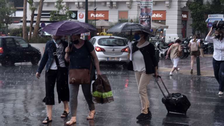 Kακοκαιρία: Καταιγίδα στο κέντρο της Αθήνας - Ισχυρές βροχοπτώσεις και στη Χαλκιδική [βίντεο]