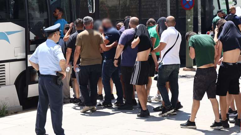 Συμπλοκή οργανωμένων οπαδών στη Λεωφ. Αλεξάνδρας: Ποινική δίωξη στους 74 συλληφθέντες – Κατηγορίες για 5 κακουργήματα