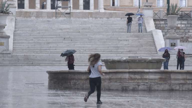 Έκτακτο δελτίο καιρού: Έρχεται η κακοκαιρία &quot;Αθηνά&quot; - Καταιγίδες, χαλάζι και άνεμοι ως 9 μποφόρ από το βράδυ
