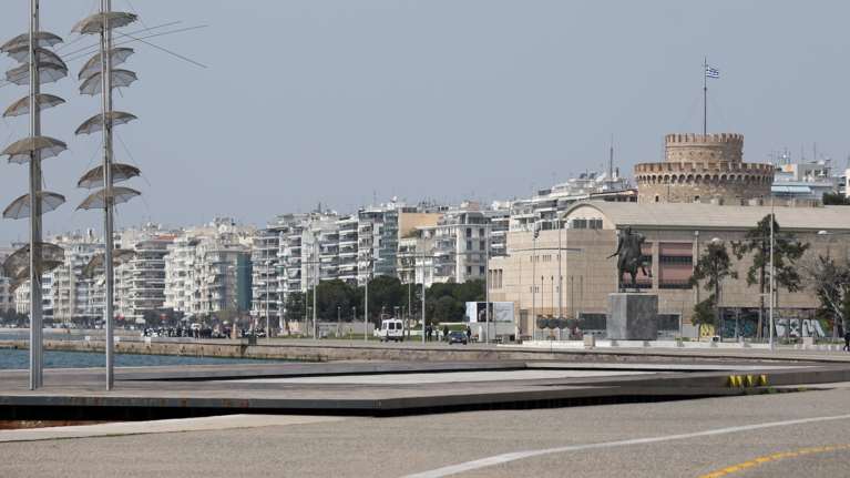 Κορονοϊός: Τι αλλάζει σε Θεσσαλονίκη και Σέρρες από αύριο το πρωί - Πώς θα παίρνουν οι γονείς τα παιδιά τους από το σχολείο