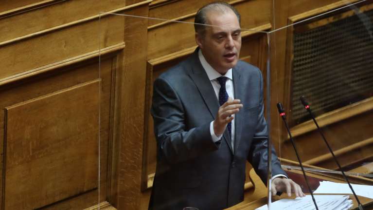 Κυριάκος Βελόπουλος: Ζητά από τη Βουλή να προσλάβει τη μητέρα της Μυρτούς που κακοποιήθηκε στην Πάρο