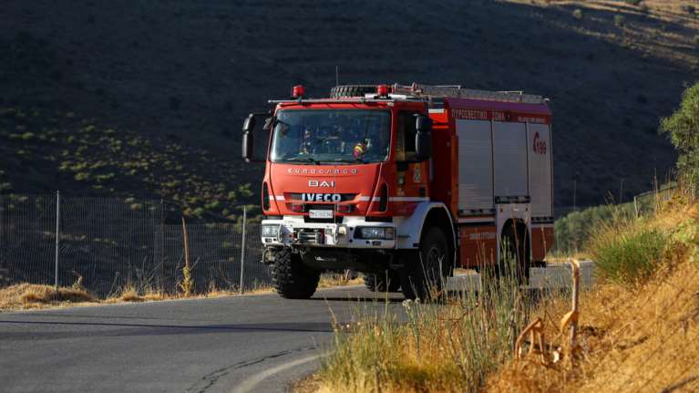 Οριοθετήθηκε η πυρκαγιά στα Καλύβια Θορικού