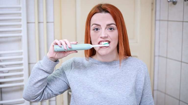 Tip of the Day: Κλείνετε τη βρύση όταν βουρτσίζετε τα δόντια σας