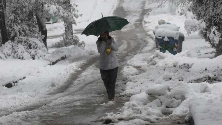 Κακοκαιρία Μήδεια: Εσπασαν τα τηλέφωνα για βοήθεια στην Αττική - 25.000 κλήσεις στο 100, 1.770 για κοπές δέντρων