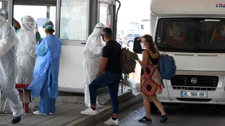 Κορονοϊός: Αγωνία για την αύξηση των εισαγόμενων κρουσμάτων - Στο τραπέζι ακόμη και κλείσιμο των βόρειων συνόρων