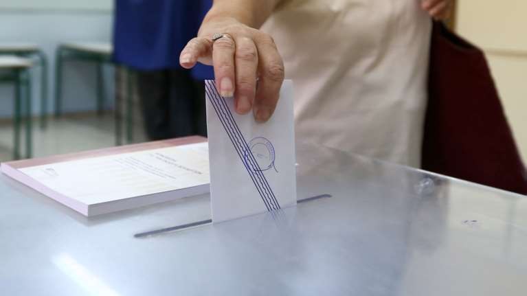 Δημοσκόπηση GPO: 4,9 μονάδες μπροστά η ΝΔ - Οι έδρες για κάθε κόμμα στις εκλογές με την απλή αναλογική
