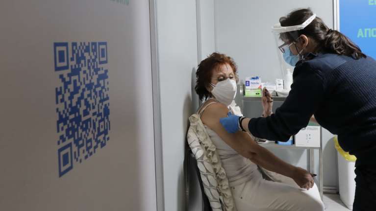 Κορονοϊός: Μόλις το 0,28% των εμβολιασμένων έχει νοσήσει - Νέα περιοριστικά μέτρα μόνο για τους ανεμβολίαστους