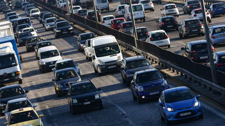 Αλλάζουν όλα με τον νέο κλιματικό νόμο: Τέλος στα αυτοκίνητα βενζίνης και πετρελαίου από το 2030