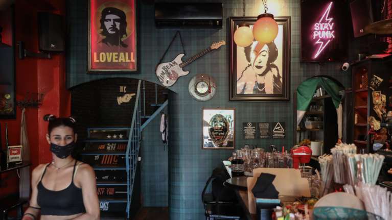 Αδιανόητο: Ιδιοκτήτης καφετέριας στη Λάρισα επιτέθηκε σε 26χρονη έγκυο εργαζόμενη - Την έβρισε και την έσπρωξε