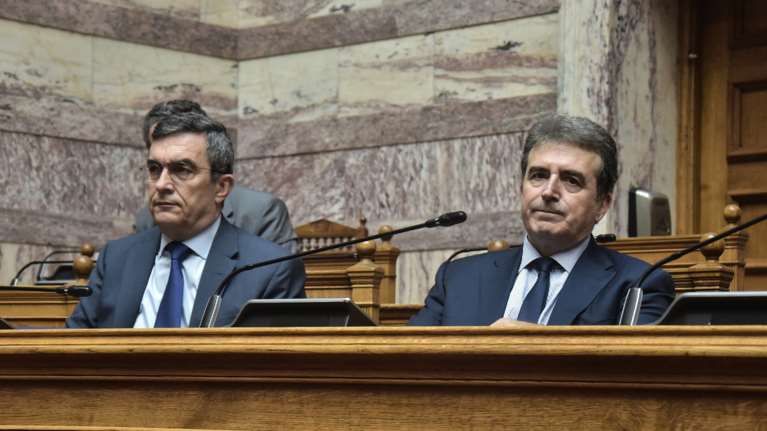 Αγρια κόντρα στη Βουλή για το Νομοσχέδιο για τις  διαδηλώσεις: &quot;Γραφικές οι κατηγορίες περί χούντας&quot; λέει ο Καραγκούνης