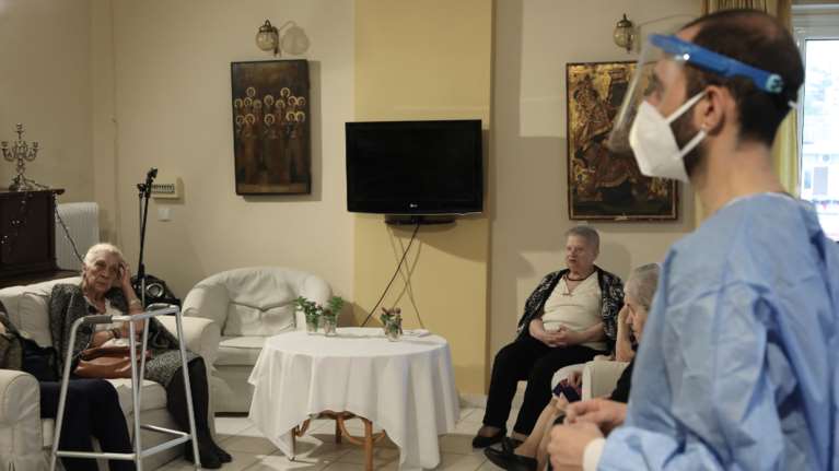 Κρήτη: Απολύθηκε από γηροκομείο επειδή δεν εμβολιάστηκε - &quot;Δεν είμαι αρνήτρια, ήθελα μόνο να διαπιστώσω αν υπάρχουν παρενέργειες&quot;