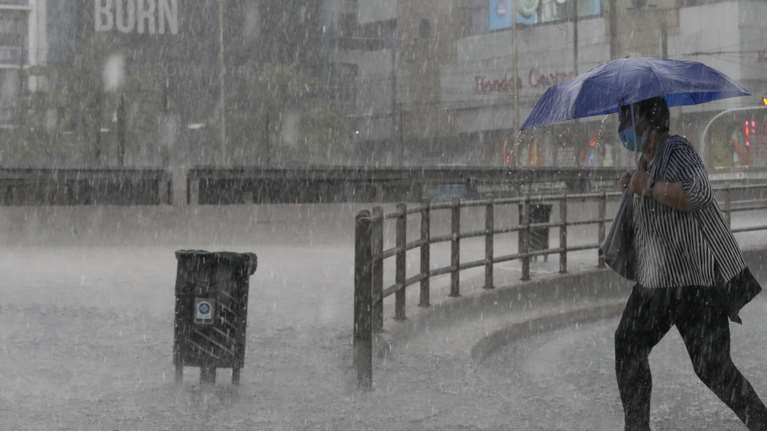 Ισχυρές βροχές και καταιγίδες τις επόμενες ώρες - Πού θα χτυπήσει το πρώτο φθινοπωρινό κύμα κακοκαιρίας