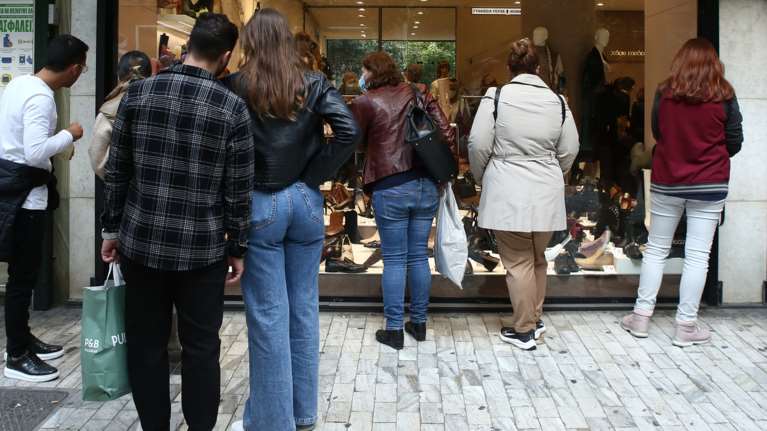 Με rapid test ή click away οι αγορές για τους ανεμβολίαστους: Τι αλλάζει από το Σάββατο - Το ΦΕΚ με τα νέα μέτρα