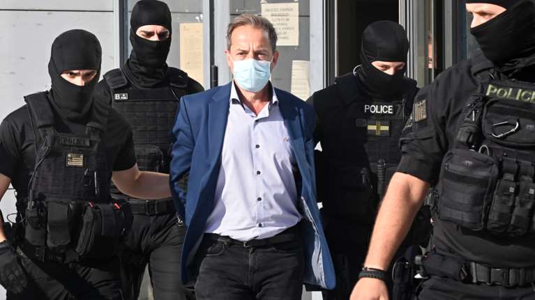 Σάλος με τον Λιγνάδη: Καταδικάστηκε για δύο βιασμούς ανηλίκων, αλλά αφήνεται ελεύθερος - Έντονες αντιδράσεις