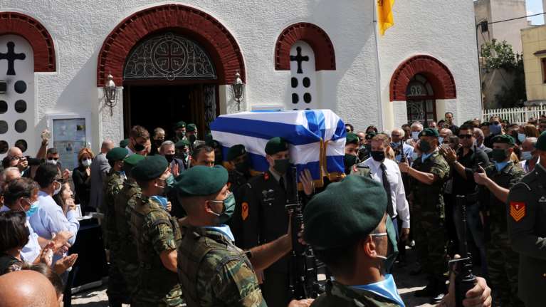 Θρήνος στην κηδεία του 34χρονου αλεξιπτωτιστή Κώστα Μελιγκώνη [Εικόνες]