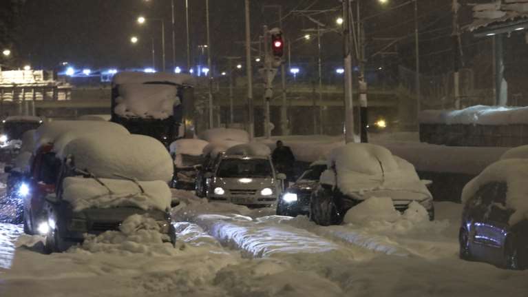 Αττική οδός: Έμφραγμα έπαθε 62χρονος εγκλωβισμένος οδηγός - Περπάτησε ένα χιλιόμετρο για να ζητήσει βοήθεια [Βίντεο]