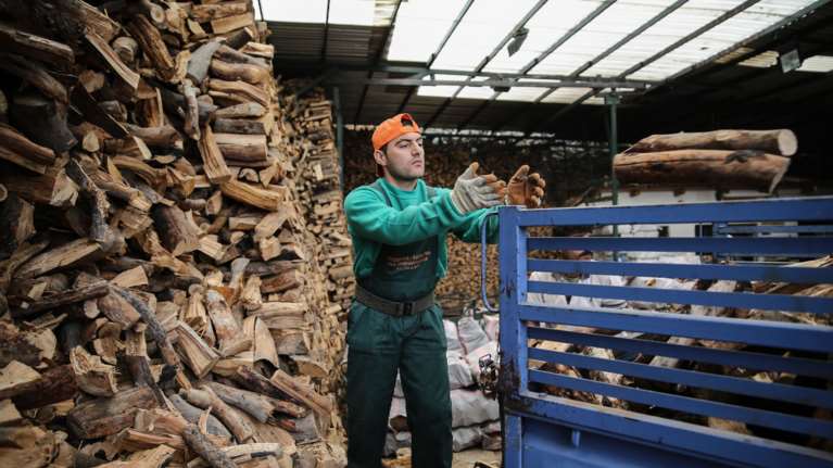 Πλαφόν στο περιθώριο κέρδους σε καυσόξυλα και πέλετ - Τροπολογία στη Βουλή