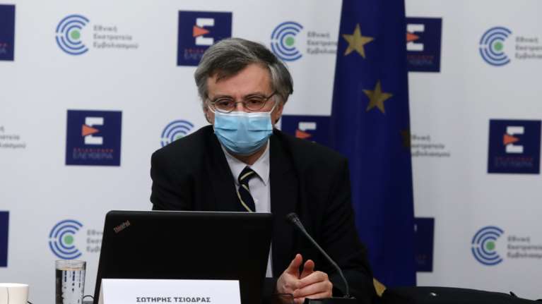 Επανεμφάνιση Σωτήρη Τσιόδρα: Χάρη στο εμβόλιο έχουμε αποφύγει 8.400 θανάτους από κορονοϊό στην Ελλάδα