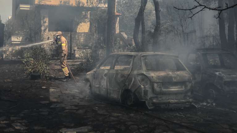 Σε ύφεση η φωτιά στη Σταμάτα: Κάηκαν περίπου 20 σπίτια - Αυτοκίνητα έγιναν στάχτη [εικόνες]