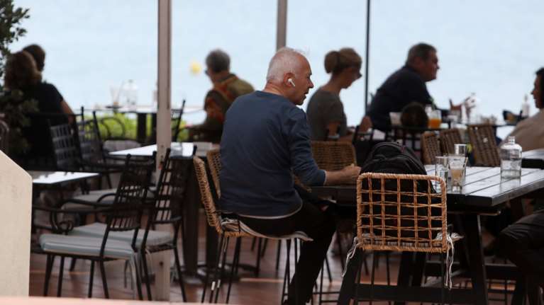 &quot;Πόρτα&quot; στους ανεμβολίαστους: Τι θα ισχύσει από τον φθινόπωρο σε κλειστούς χώρους, μπαρ, εστιατόρια και κέντρα διασκέδασης