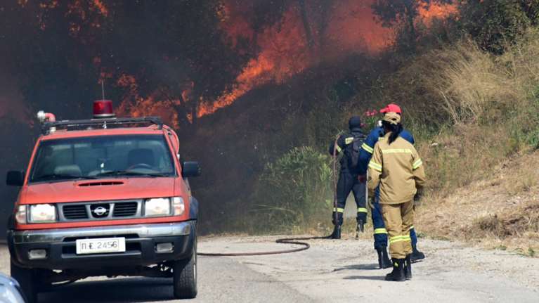Φωτιά στην Αχαΐα: Μαίνεται η πυρκαγιά στη Δροσιά - Ειδοποίηση από το 112 για εκκένωση οικισμών
