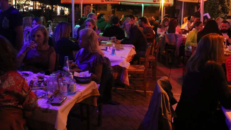 Πρώτη νύχτα ελευθερίας για τους εμβολιασμένους: Με ζωντανή μουσική και χωρίς περιορισμούς - Αυστηροί έλεγχοι [Εικόνες]