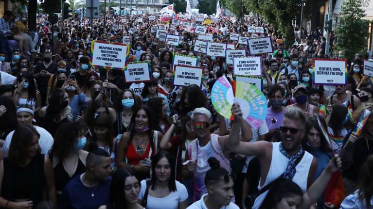 Athens Pride 2021: Γέμισε χρώμα η Αθήνα - Σημαίες, μουσική και πανό για τον Ζακ Κωστόπουλο [εικόνες]