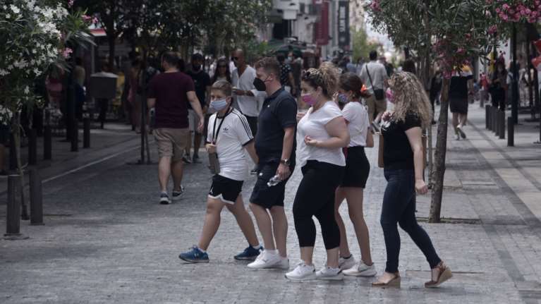 Καταργούνται οι μάσκες στους εξωτερικούς χώρους: Στις 18:00 ανακοινώσεις από τον Χαρδαλιά