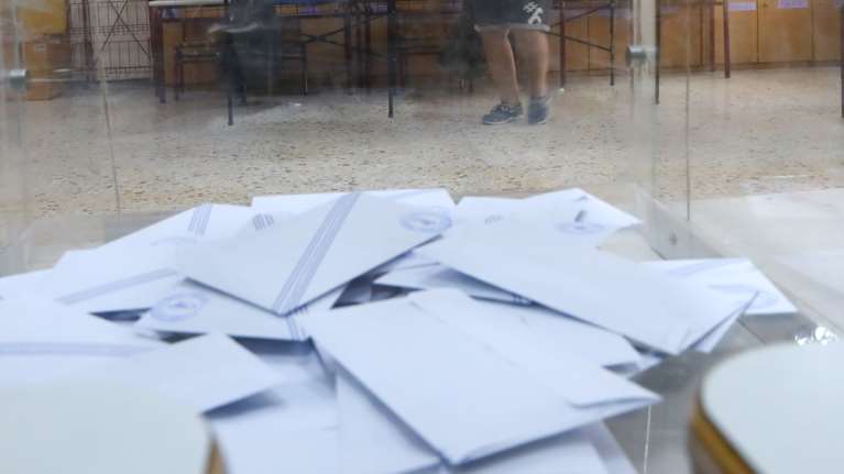 Δημοσκόπηση Metron Analysis: Στις 9,2 μονάδες η διαφορά ΝΔ - ΣΥΡΙΖΑ - Τι πιστεύουν οι πολίτες για τις υποκλοπές