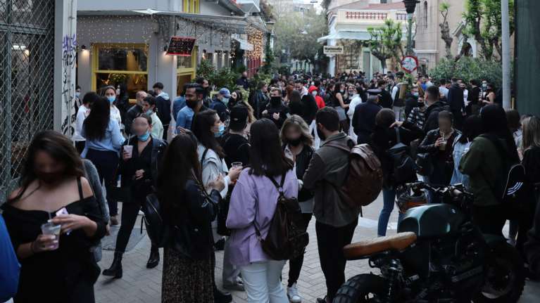 Τρομάζει η εκτόξευση του ιικού φορτίου στην Αττική κατά 171%: Τι δείχνουν τα στοιχεία ανά περιοχή