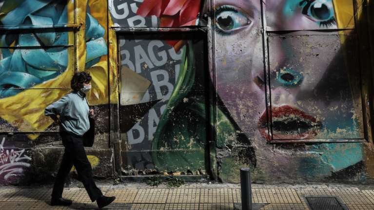 Politico: Το τέταρτο κύμα πανδημίας "χτυπά" την Ευρώπη - Τα νέα hot spots του κορονοϊού